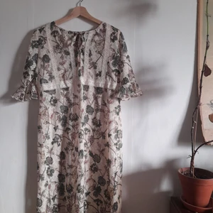 Klänning  - Superfin långklänning med fina mönster. Pm för mått. 