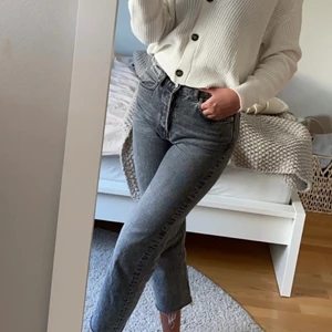 Jeans - Jättesnygga gråa jeans som tyvärr blivit för korta för mig. Jag är 175 cm och dom hade suttit perfekt på någon som är mellan 165-170 cm. 