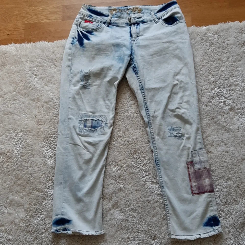 Moderna designjeans från Desigual. Lite använda och jeansen har en bra kvalité. Streatch.. Jeans & Byxor.