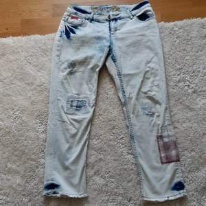 Desigual size 30 - Moderna designjeans från Desigual. Lite använda och jeansen har en bra kvalité. Streatch.