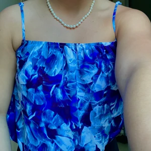 Blå blus  - En jättegullig blå blus från Bik Bok i storlek xs☺️ jättefin i kvalliten och jag brukar ha storlek S och denna passar även bra på mig! Säljer för den inte kommer till användning💕 frakt 66kr