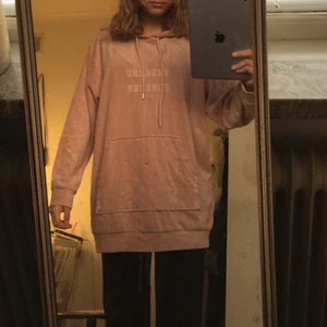 En hoodie i stl S - Denna rosa hoodien är så himla bekväm alltså så himla mysig. Den har lite olika detaljer som snören, luva och tryck på framsidan❤️❤️❤️❤️