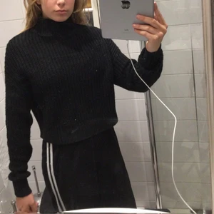 En hoodie i stl 34 - Detta är en svart polotröja i matrial av stickat. Dem är mysig, fin och bekväm❤️❤️❤️