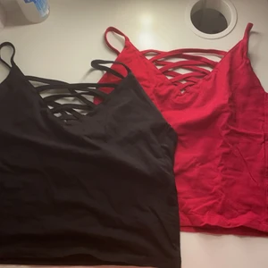 Två tröjor - Jag har dessa två tröjor, den svarta är storlek S och röda i storlek Xs. Dem passar båda i S och Xs. Nyskick har inte använt. Två för 40-50kr och en för 20-30kr.