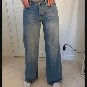 Jeans från junkyard långa på mig som är ungefär 171. Buda från 30 eller köp direkt för 145+frakt 