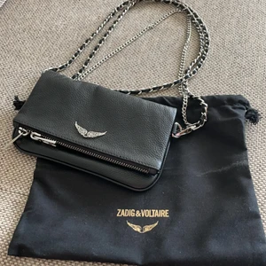 Zadig och Voltaire väska  - Säljer denna jätte fina Zadig och Voltaire väskan i ett jätte gott skick. Har bara används Max 3 gånger. Det är den lilla modellen och köpte den förra sommaren för ca 2000kr. Buda i kmt eller köp direkt för 1200kr💞