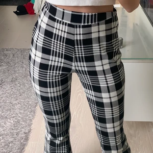Rutiga byxor  - Säljer dessa rutiga byxor då de är för långa för mig, köpta på shein för ca ett år sedan. Aldrig använda. Jag är 1,65cm lång! 