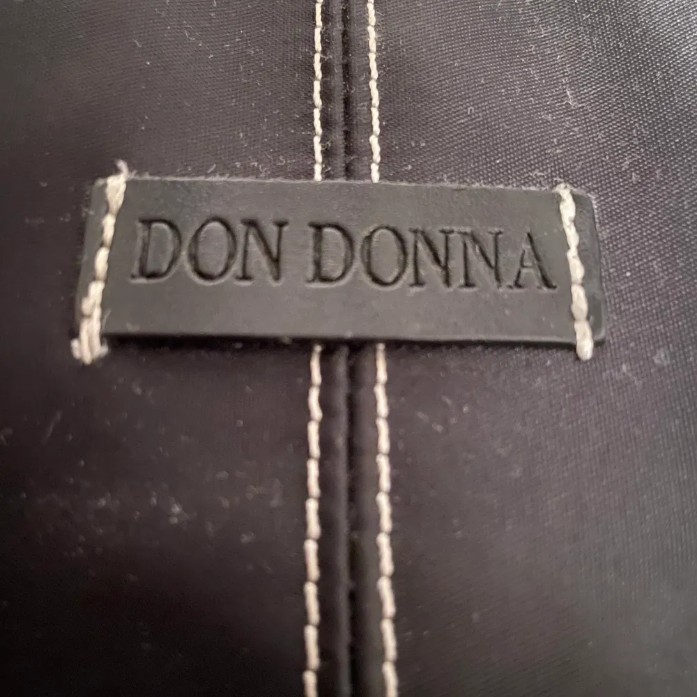 Väska från Don Donna, tre rymliga fack. Axelband finns att få med. Väskor.