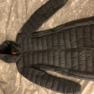 Parajumper irene Strl M  - Bra skick, inga hål osv. Vid snabb affär blir de billigare pris. Jackan kommer kemtvättas innan den säljs