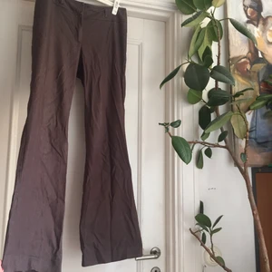 Brown flaired pants - As kattiga bruna bootcut/flair byxor som jag säljer för att de tyvärr är för stora för mig :(