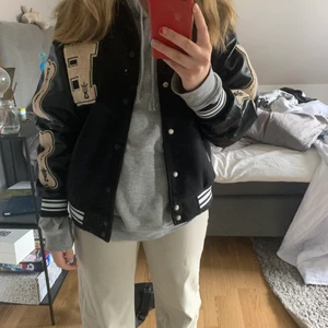 Varsity jacket - Intressekoll på den snygga varsity jackan, säljer endast vid bra bud! Om fler bilder önskas är det bara att kontakta:) !köparen står för frakten!