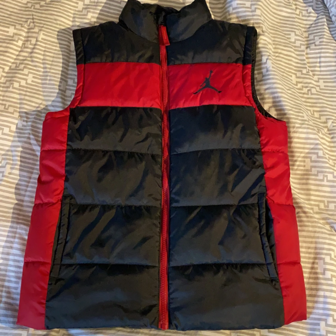 Snygg Jordan väst. Skick 9/10 nästan aldrig använd!