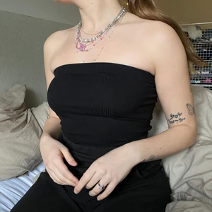 Toppar  - Säljer en vit och en svart body, båda är ifrån bikbok och storlek S! Frakt tillkommer💖💖