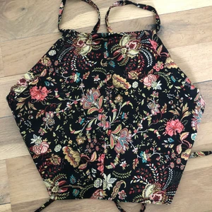 Mönstrad topp - En topp jag sytt själv, den har öppen rygg med snören baktill så man kan justera passformen, skulle säga att den passar mellan XS-M med tanke på att den är justerbar :)