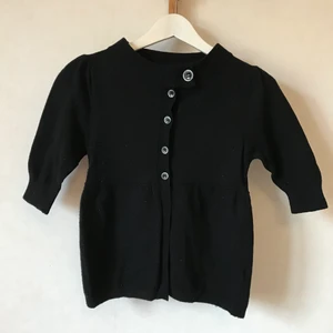 Kofta med knappar, XS, 80% ull - Söt kofta med knappar upptill och öppen nedtill. Lätt volang eller smock och kortare ärm. Ser luddig ut då den legat med annat ylle, men ordnas förstås snyggt inför sälj!  Möts i Stockholm eller skickas mot fraktkostnad! ✨🌸✨