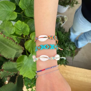 Sommar armband - Tre snygga somriga armband. Egengjorda! Säljs för 35 kr st (inkl frakt). Dom med snäckor kostar 40kr st (inkl frakt)🌸🐚🤩