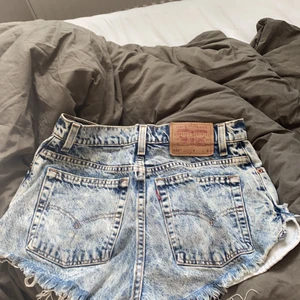Levis jeansshorts - Jeansshorts från Levis i strl S, vid flera intresserade lägg bud:) Osäker på frakt men kollar såklart upp innan köp