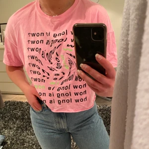 Croppad t-shirt - Snyggt tryck och prefekt till sommaren 