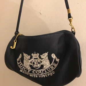 Juicy väska - Juicy couture liten väska. Formad som en cylinder med långa band. Tror inte den är äkta❤️