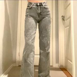 Säljer dessa raka stentvättade gråa jeans från nakd då de är lite korta på mig i benen (är 176cm) de har inte kommit till så mycke användning och är i väldigt bra skick! Fraktar för +66kr om du inte har möjlighet till att mötas. ❤️