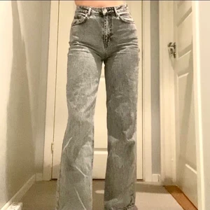 Nakd jeans st 38 - Säljer dessa raka stentvättade gråa jeans från nakd då de är lite korta på mig i benen (är 176cm) de har inte kommit till så mycke användning och är i väldigt bra skick! Fraktar för +66kr om du inte har möjlighet till att mötas. ❤️