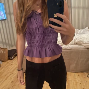 Lila topp - Så fin lila topp från Gina Tricot som man kan ha på fest och till vardags med knytbara band 