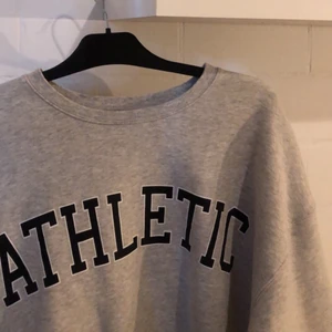 Sweatshirt med text  - Säljer denna gråa sweatshirt med svart text, eftersom den aldrig kommit till användning. Köpte den för 299, som ny 