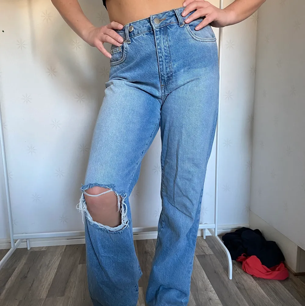 Jeans i storlek 29/32 i perfekt blå färg.I nyttskick, säljer för att dem är lite förstora för mig.. Jeans & Byxor.
