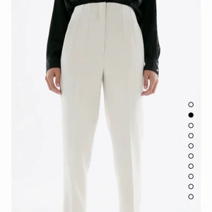 Zara byxor - Dessa trendiga zara byxor som är nyköpta. Jätte fina beige färgade. Storlek M. Säljer för jag knappt använt det. Vid intresse hör av dig😊