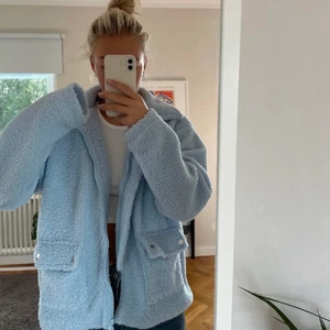 Fleece/jacka/teddy  - Hej! Jag säljer en så fin Teddyjacka/fleece från märket Daisy Street, köpt dyrt och knappt använd 💙💙💙