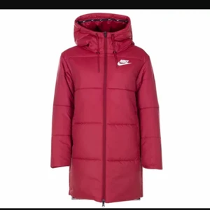 Vinröda Nike Jacka - Hejsan! Jag säljer min vinröda vinter jacka, för mer bilder på originalet (min jacka) skicka PM. Storlek XL