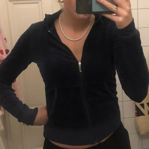 Juicy Couture Zip - Svin snygg mörkblå juicy couture tröja i storlek S. Kontakta mig om mer info och för fler bilder❤️ 