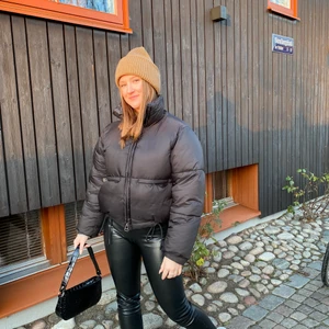 Puffer jacket  - Säljer nu min svarta puffer jacket från weekday i ny skick pågrund av ingen användning längre. Perfekt trendig jacka till vintern. Köpte den förra vinter. Inga märken eller hål finns. Skicka om ni har några frågor 💘😊 Nypris 800 kr mitt pris 450kr