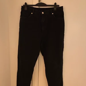 Monki, modell Taki strl 34 (Eu strl 44) - Plagget är oanvänt endast prövad, nypris 400kr. Om man inte har möjlighet att mötas upp i Stockholm så står kunden för frakten.