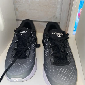 Under Armour skor - Fina oanvända skor