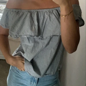 Volang blus  - Super söt volang blus från Hm, storlek Xs💙💙🤍🤍