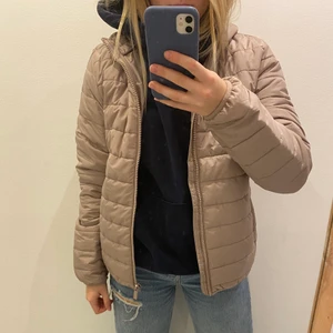Beige jacka - Så snygg jacka från ASOS, helt oanvänd så i nyskick💕 Köpare står för frakt🌟
