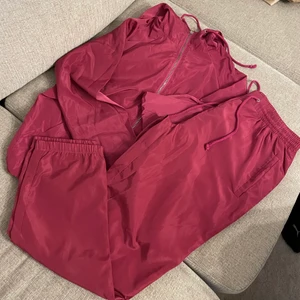 Set från Fashionnova  - Snyggt tränings set från fashionnova, använd fåtal gånger. Priset är med frakt 