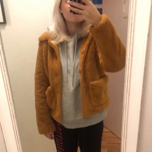 höstjacka - superbra höstjacka från hm. den är supermjuk och skön men får ingen användning av den, frakt tillkommer 💕