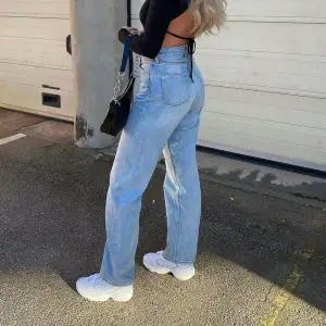 Säljer mina Taiki straight jeans från Monki. Jättefint skick men säljer pga att de är för stora på mig. Längden är däremot perfekt och jag är 167cm. Färgen gör sig bäst på första bilden!! 250kr eller högsta bud. Köparen står för frakten💗💗 LÅNADE BILDER💗💗