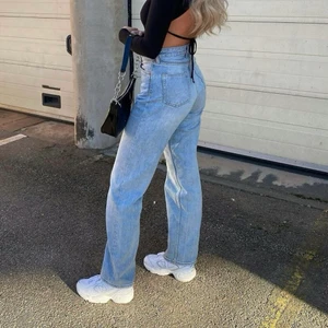 Straight jeans  - Säljer mina Taiki straight jeans från Monki. Jättefint skick men säljer pga att de är för stora på mig. Längden är däremot perfekt och jag är 167cm. Färgen gör sig bäst på första bilden!! 250kr eller högsta bud. Köparen står för frakten💗💗 LÅNADE BILDER💗💗
