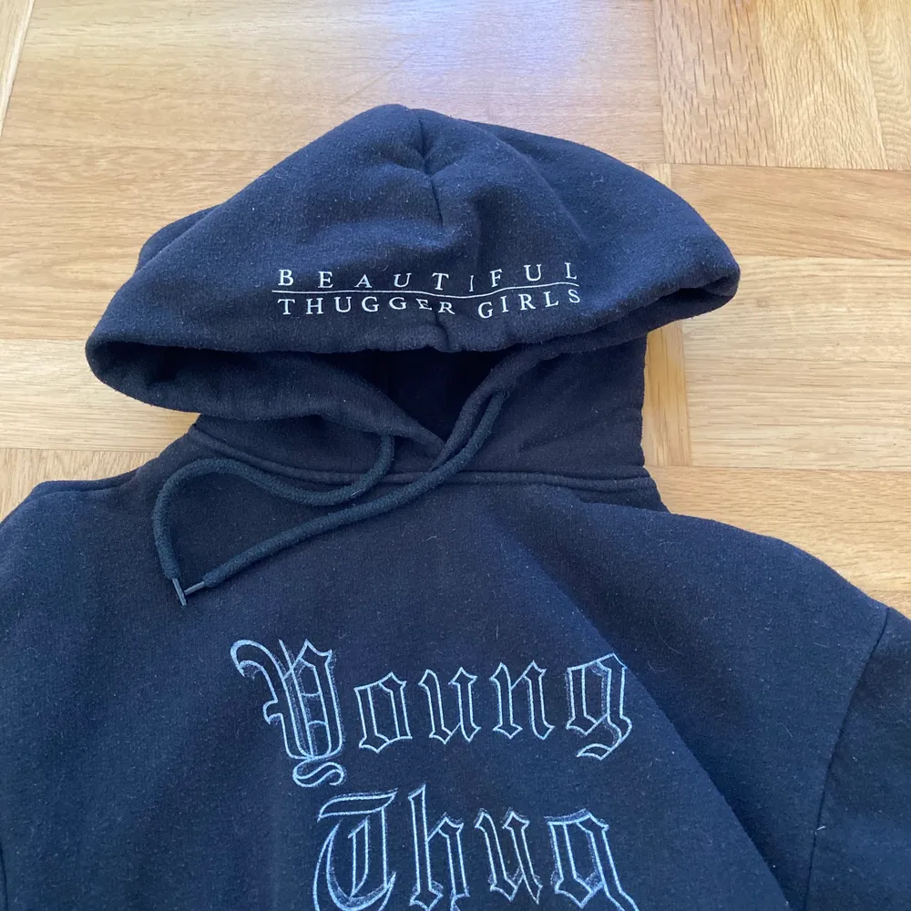 Hoodie från Young thug. . Tröjor & Koftor.