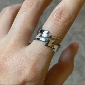 Blixtring i silver - Silvrig blixt-ring, den går att justera och passar därmed alla storlekar! 