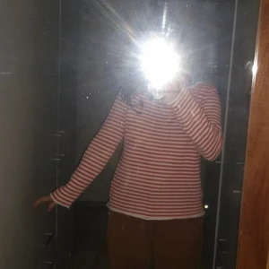 Randig långärmad tröja  - Väldigt mysig tröja, har den stickade looken men är inte sticksig! Perfekt till hösten:) Skriv för frågor eller fler bilder<3 