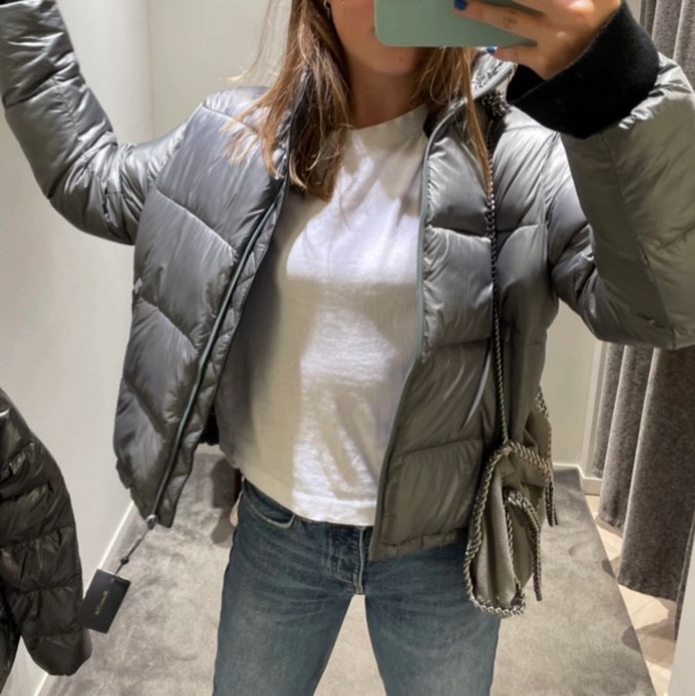 Så fin jacka i en as cool färg, helt oanvänd!! Köpt för 1300kr. Jackor.