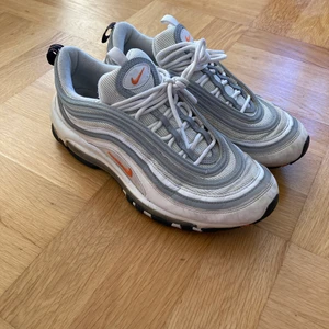 Nike air Max 97 - Nike Air Max 97, storlek 8.5/42. Köpta för 2 år sedan men ganska sparsamt använda. Nypris: 1900 säljer för: 800