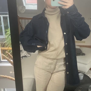 Overshirt - Supersnygg overshirt/jacka. Passar perfekt med en snygg stickad tröja under!❤️‍🩹 Från josefine Hj kollektion med NAKD🧸 storlek S men är oversized i modellen! Frakt står köpare för📦