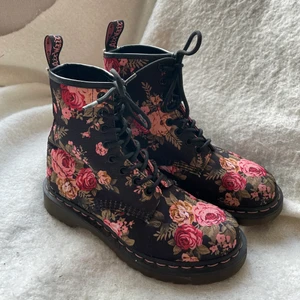 Dr. Martens - Säljer dessa supersnygga Dr. Martens då jag tyvärr inte använder dem längre🌸 kunden står för frakten💕