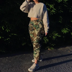 Obey militärbyxor  - Militärbyxor från Obey. Storlekarna på är väldigt off men passar en M och en S om man vill ha oversize