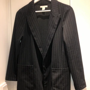 Randig blazer från HM - Jättefin blazer från HM, i väldigt fint skick. Passar tyvärr inte mig längre.